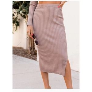 NWOT Knit Sweater Midi Skirt W/ Slit Ribbed Stretch Pink Lily Woman's Med Brown
